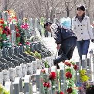 现代丧葬服务价格不菲，我们有必要追求「体面」的仪式吗？