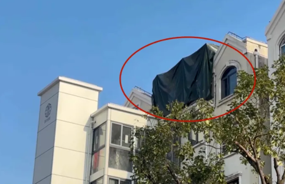 吓坏了!上海一业主举报小区内违法搭建,全家信息竟瞬间被泄露,举报人猖狂回应 - 知乎
