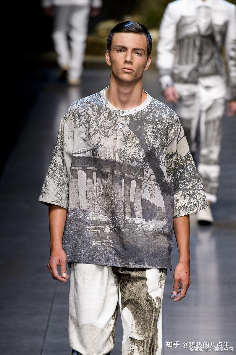 如何评价 2021 lv 春夏男装秀上吴亦凡的走秀穿搭造型?