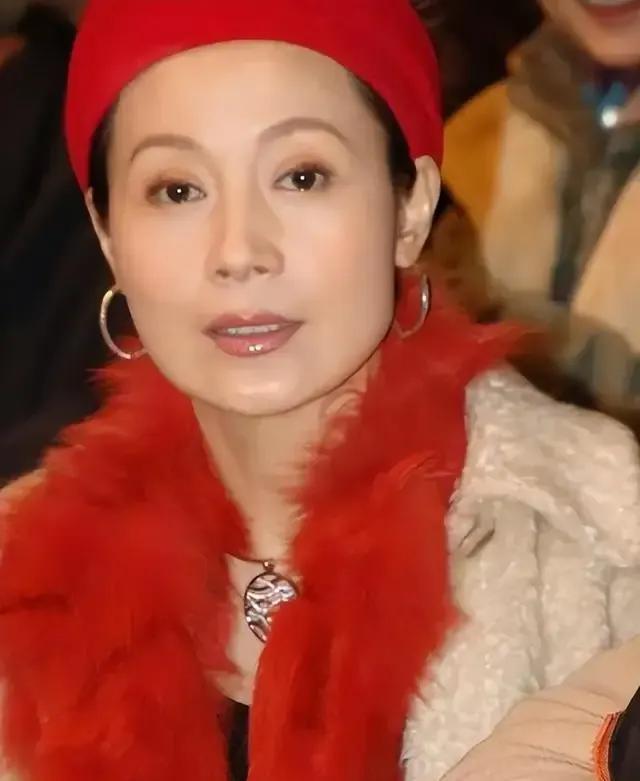 姑父宠她当西施,转头娶新人!邬靖靖从顶流女主到横店150元群演 - 知乎