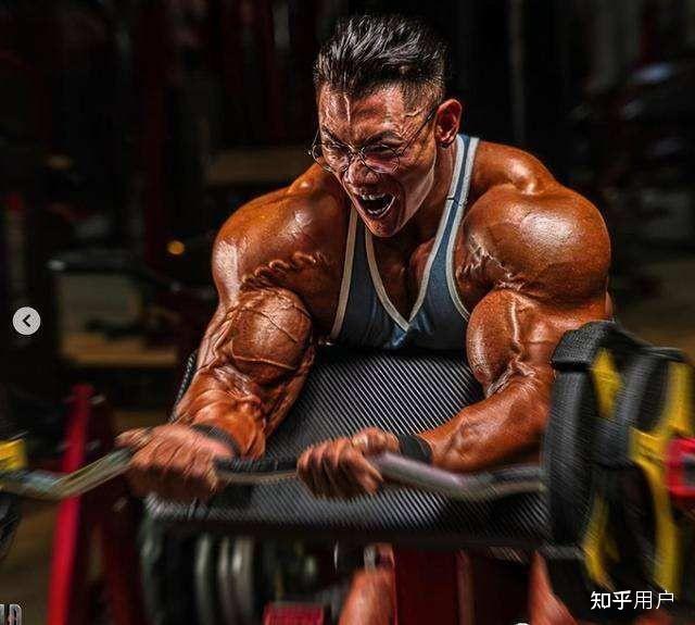 有网友说彭于晏健身还处于初级阶段但是我觉得他身材很完美了非要练成