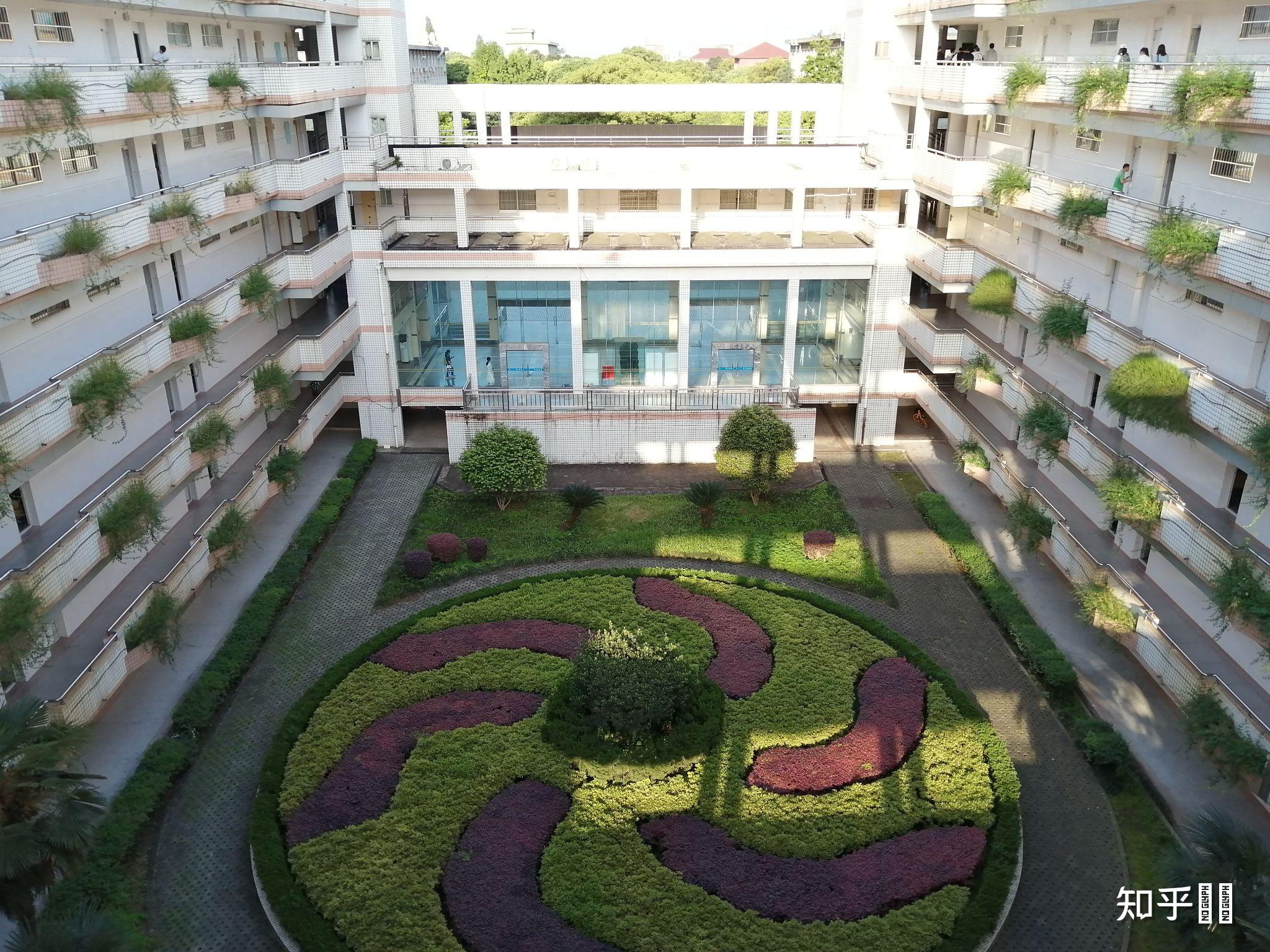 湖南农业大学东方科技学院的宿舍条件如何?校区内有哪些生活设施?