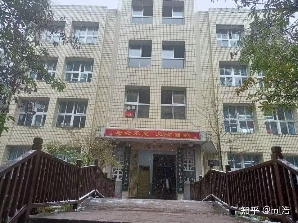 重庆市梁平中学的校园宿舍环境怎么样?