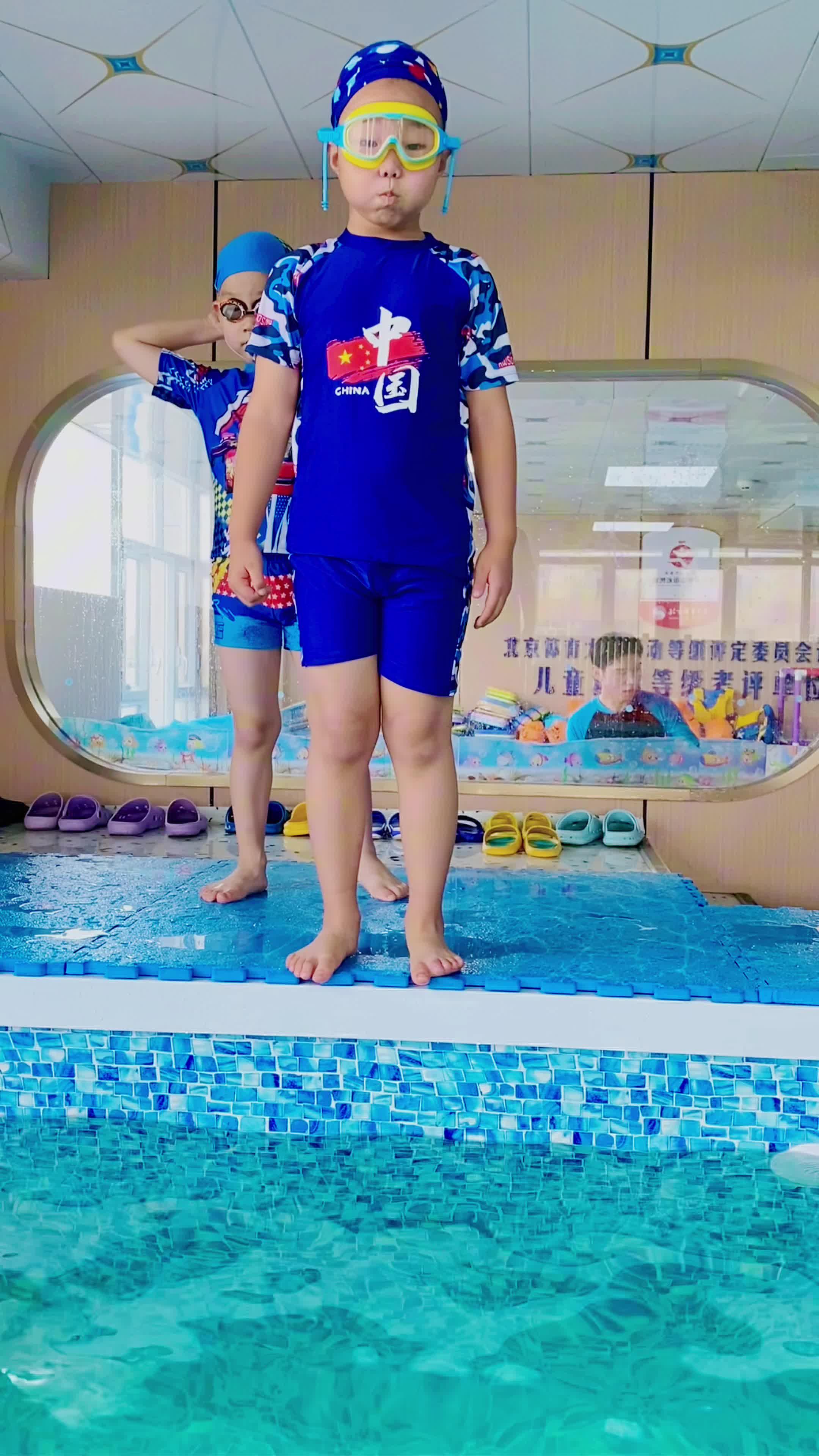 小男孩儿穿上你的爱国泳衣准备去征服那碧蓝的泳池吧