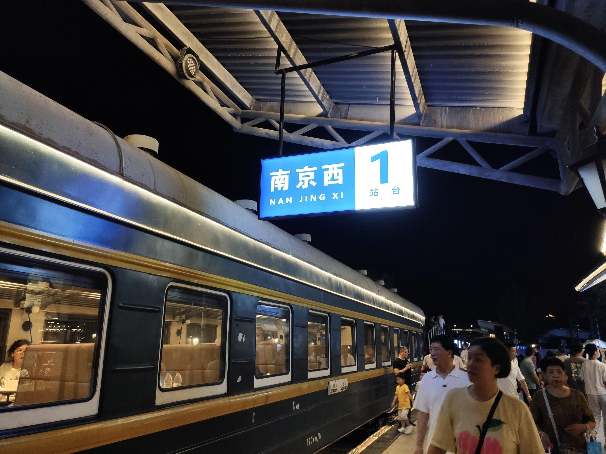 如何评价大学生夜闯南京西站爬火车车顶拍照触电重伤?