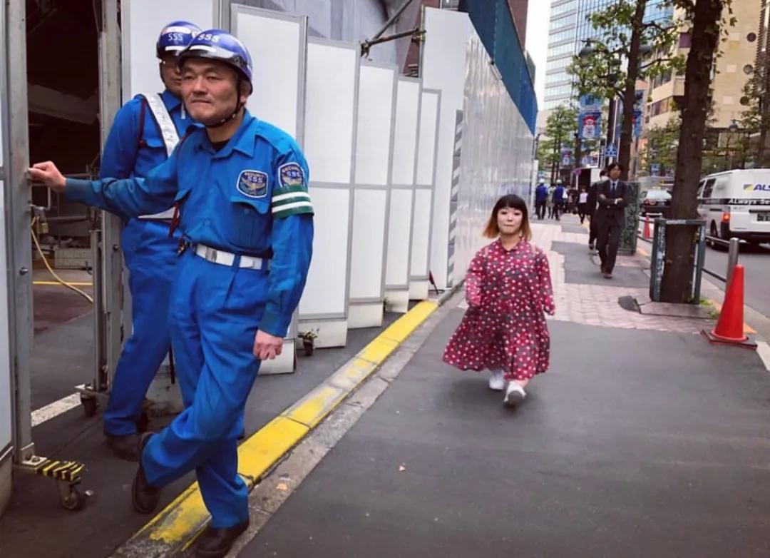身高只有1.24m的侏儒女,却成了东京某夜店的最人气舞女,你不努力谁替你坚强? - 知乎