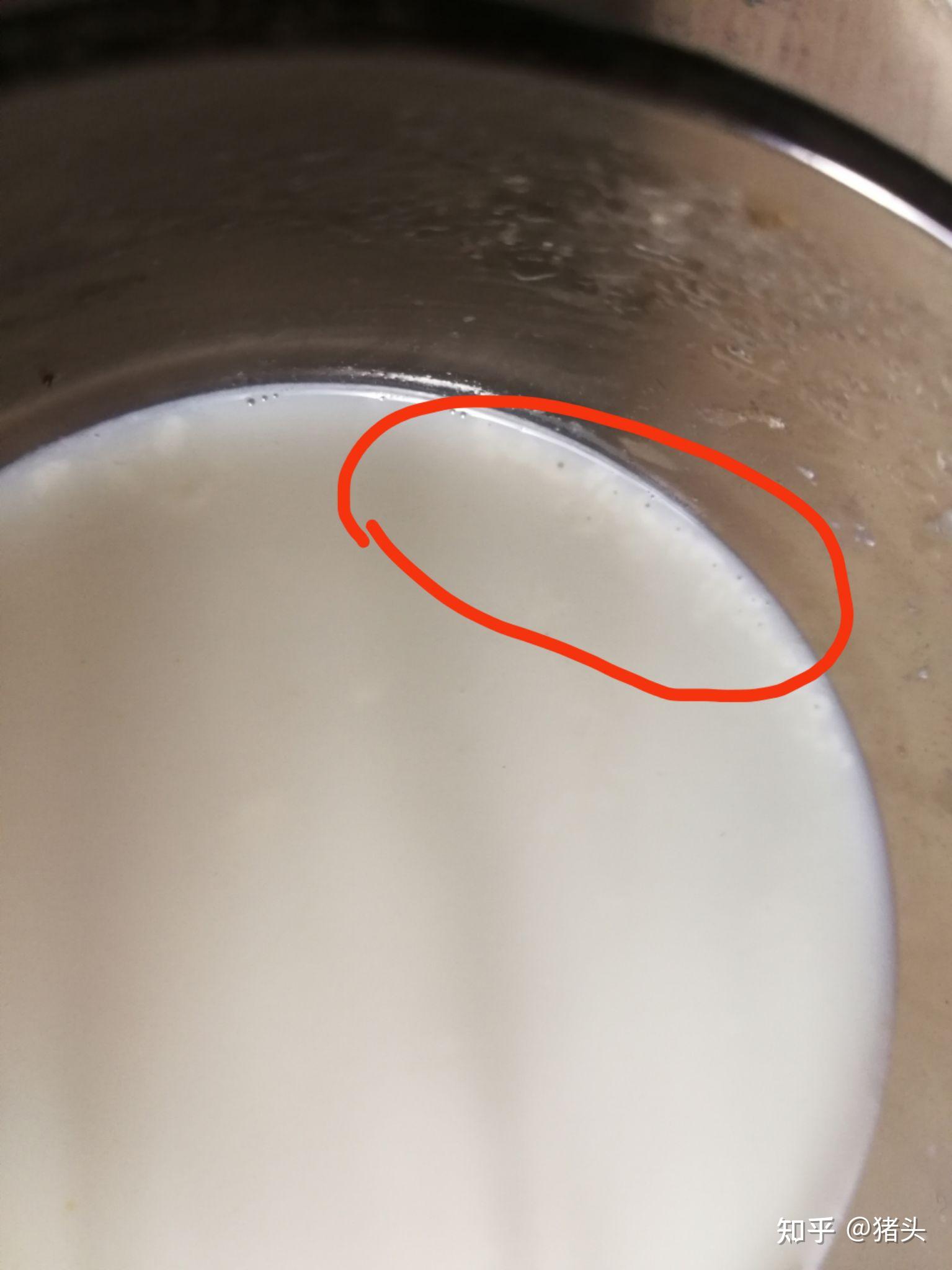 奶粉冲出来后会有黑色沉淀物正常吗