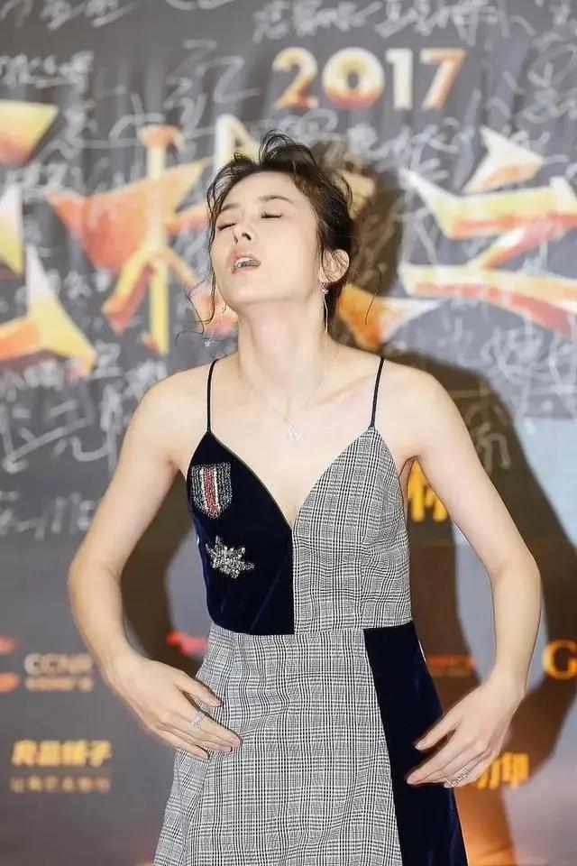 下跪摔倒裙下走光这3位女星走红毯的社死瞬间场面太尴尬