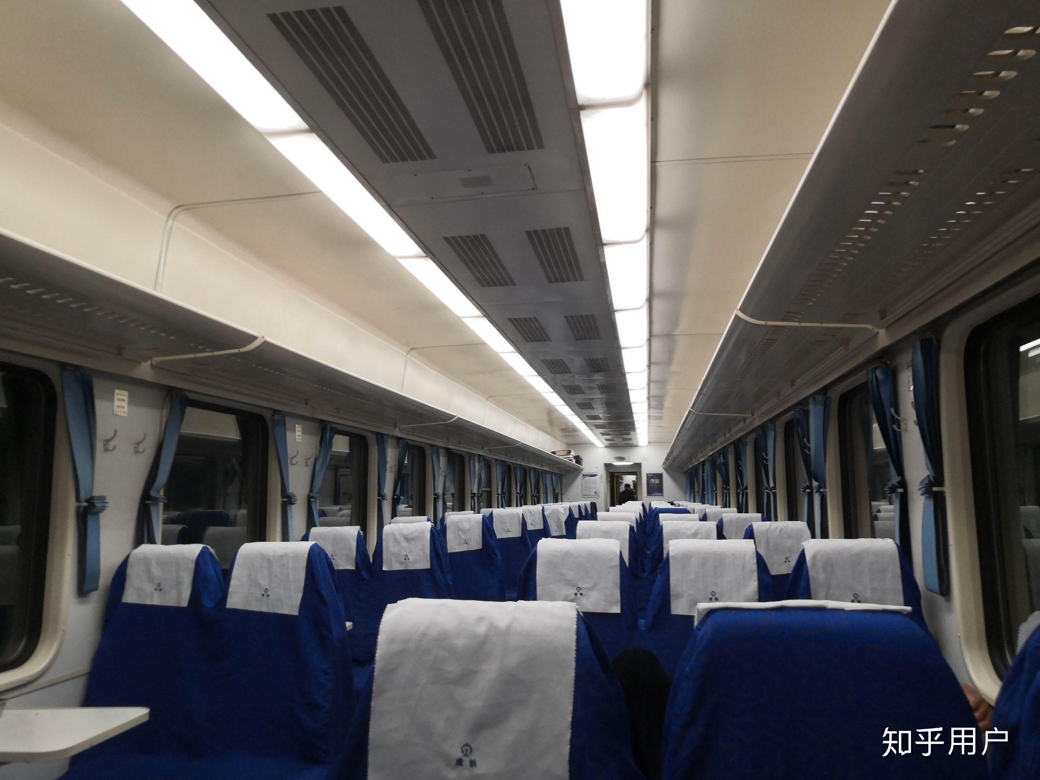 k字头火车有一人一个的小桌板吗