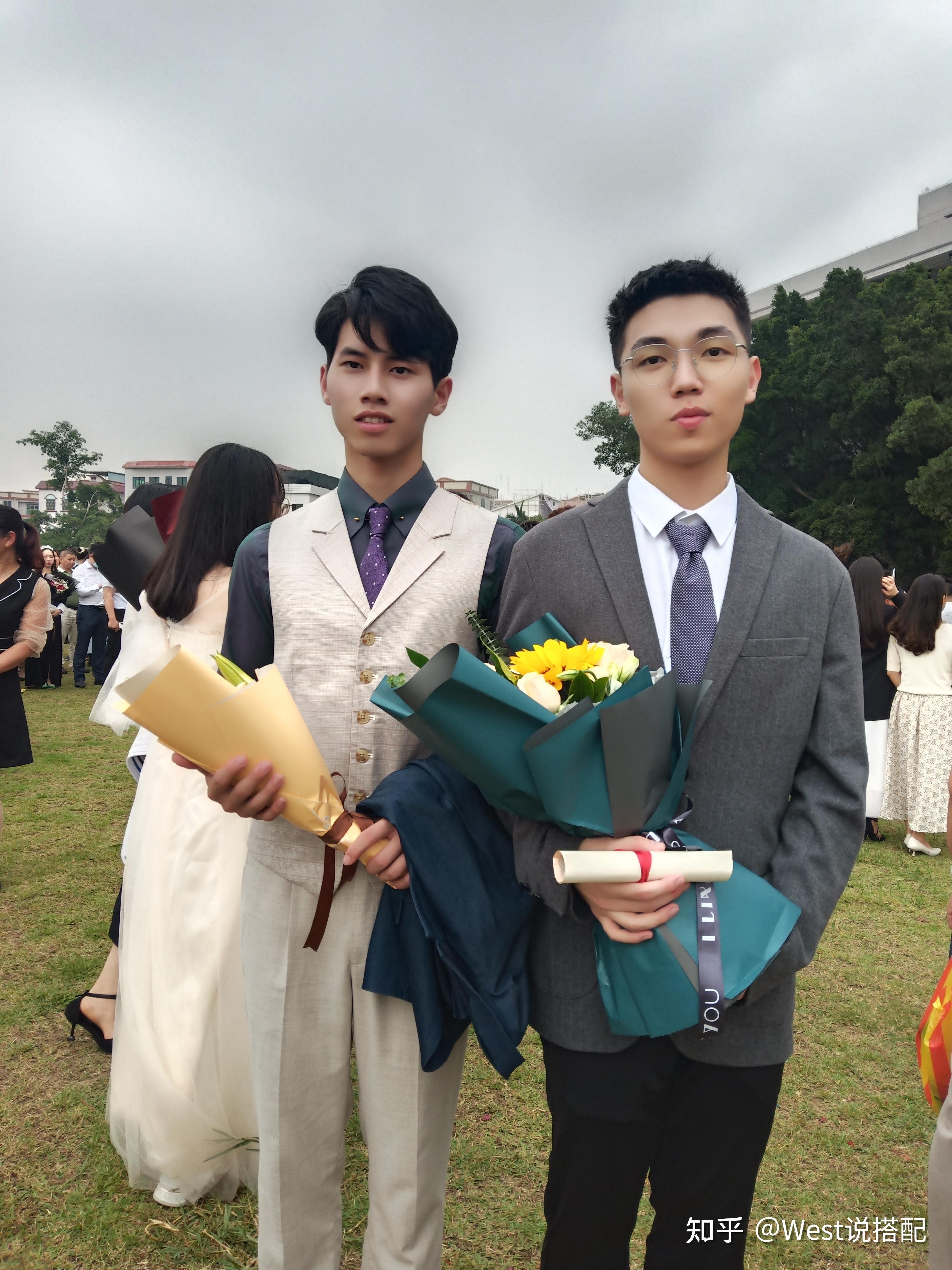 学校高三成人礼上男生的着装