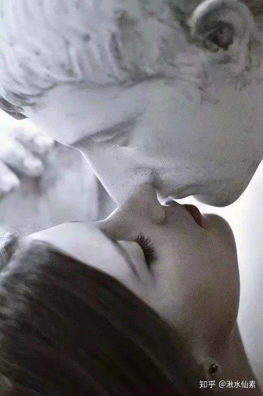 有没有人有那个头像,一个外国女孩亲吻雕像的?