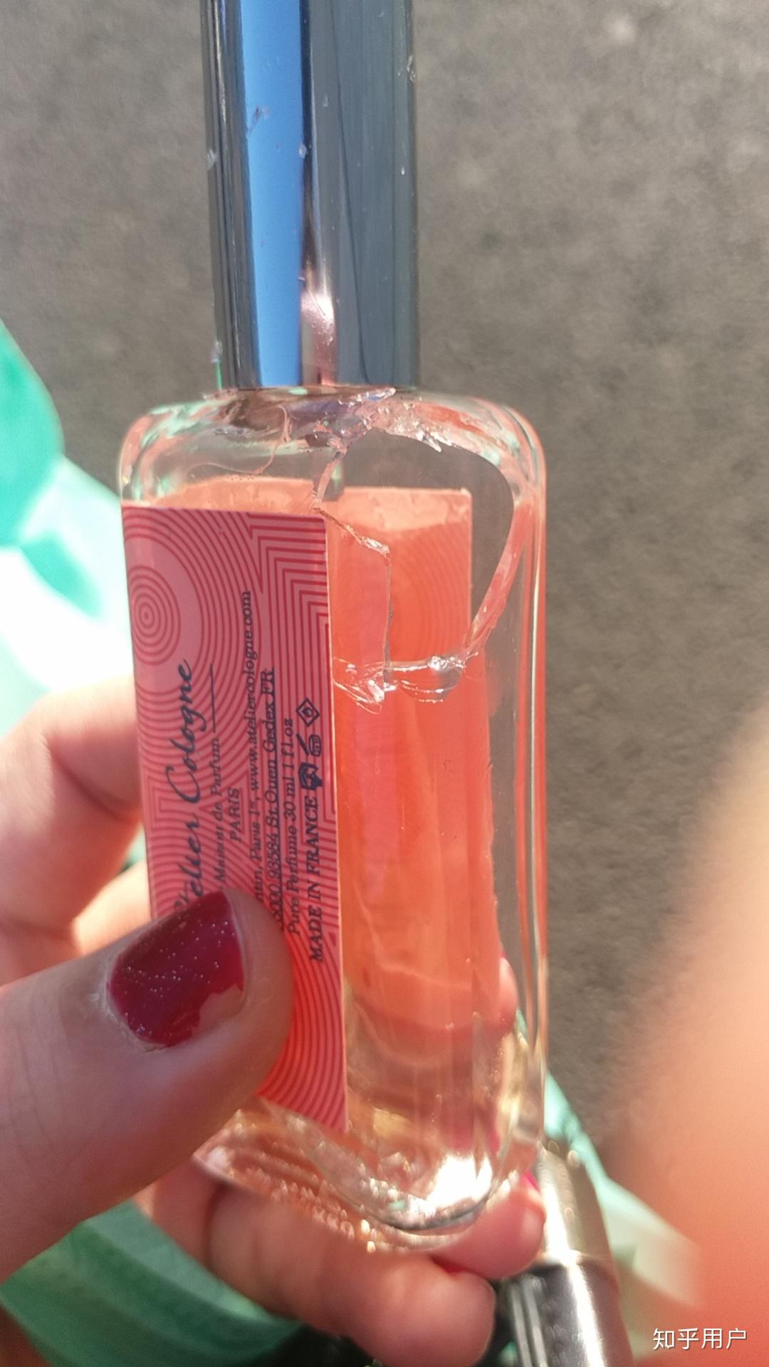 朋友在丝芙兰打碎了一瓶空香水,店员一定让她买同款香水回家作为赔偿