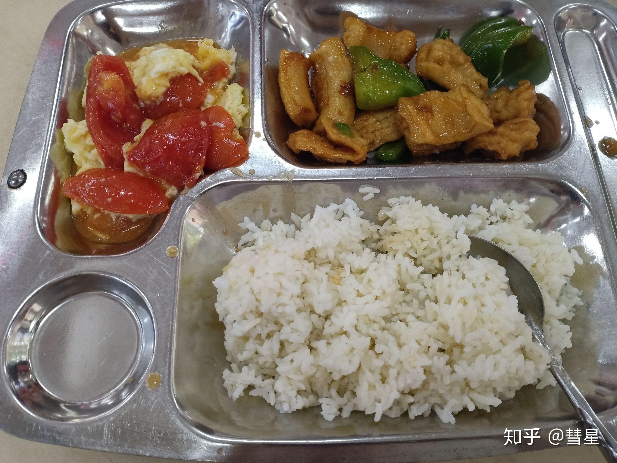 在岭南师范学院里就餐是一种怎样的体验?有什么推荐的食堂和美食?