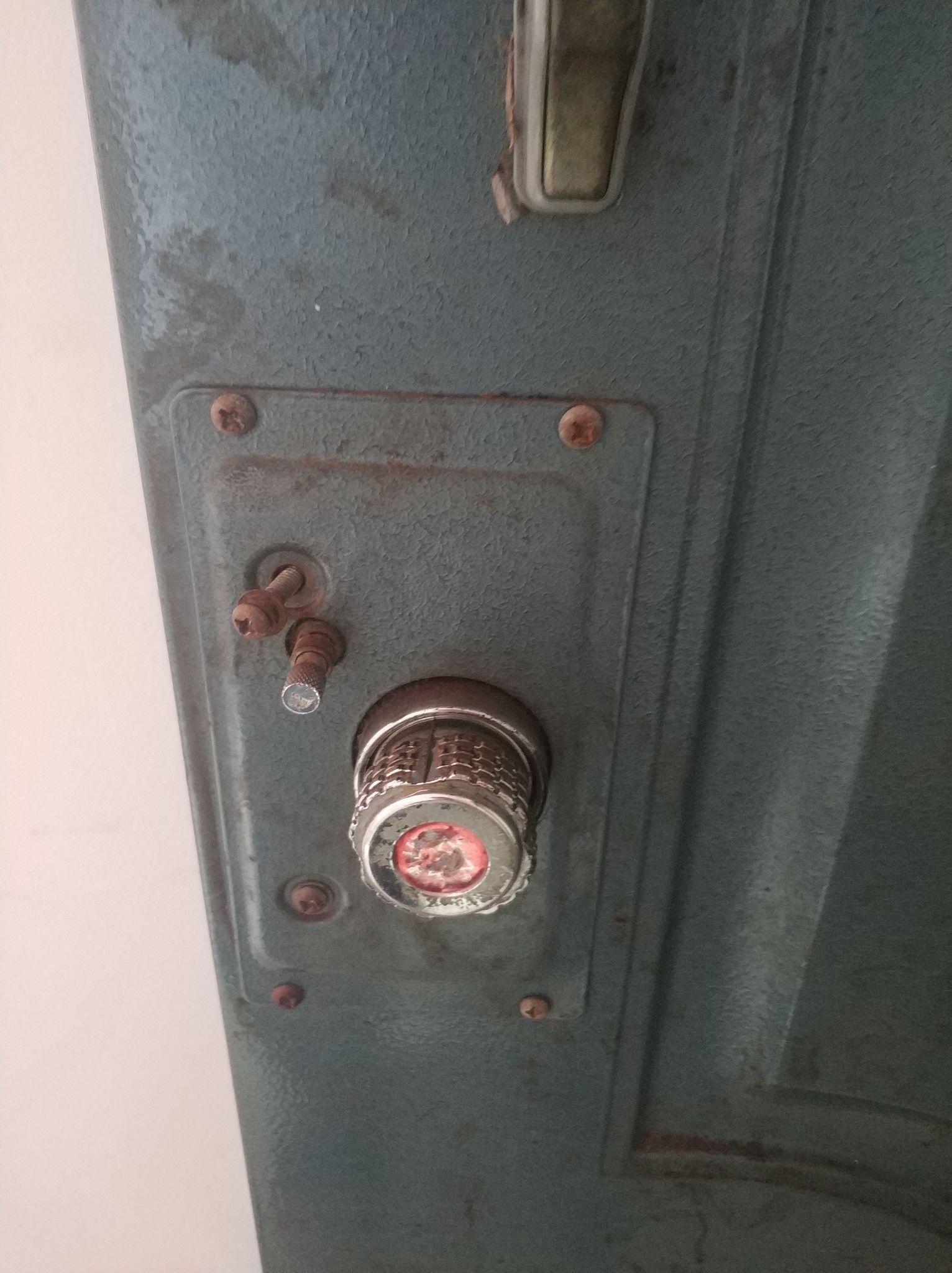 老式防盗门十字锁芯的钥匙断在锁孔里了,幸亏家里有人,门打开了,但是