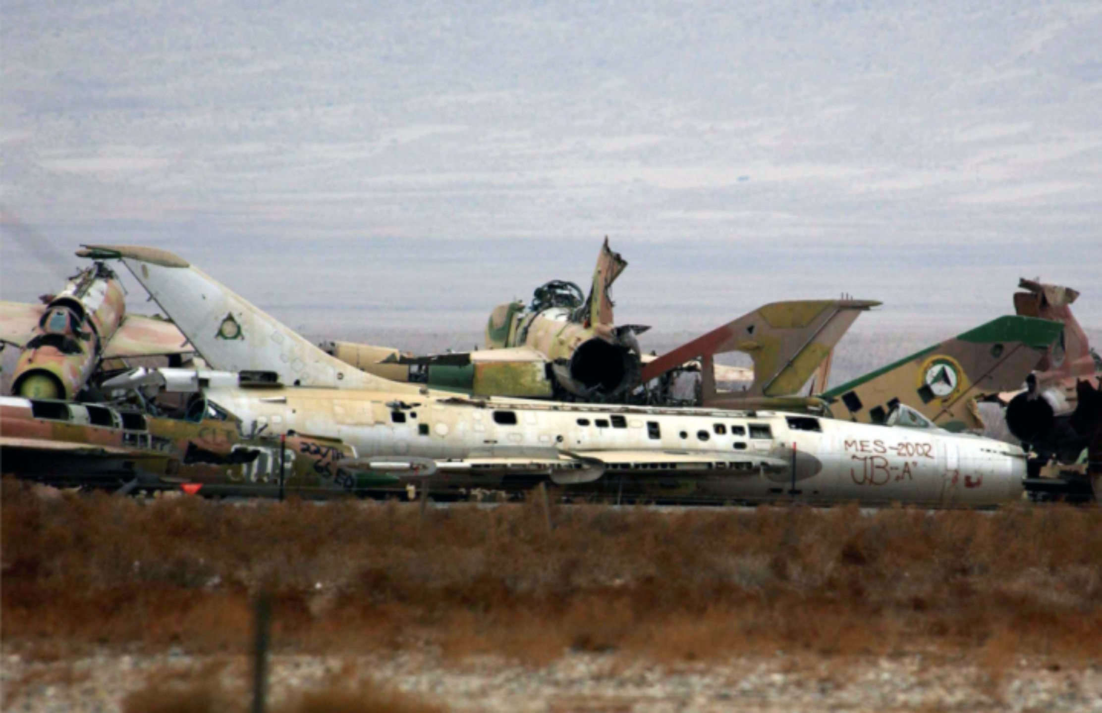 一堆被薅秃的米格-21 残骸在坎大哈机场