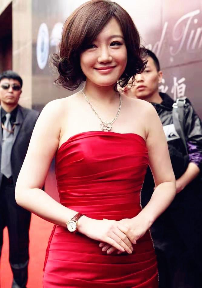 42岁的薛佳凝身材依旧好穿红色抹胸裙秀婀娜身材脸部略有发福
