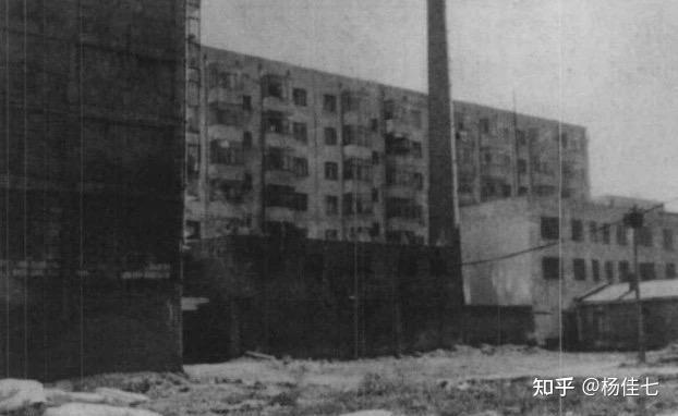 车库呢,是在陶瓷大厦往南300米,一个小学附近.