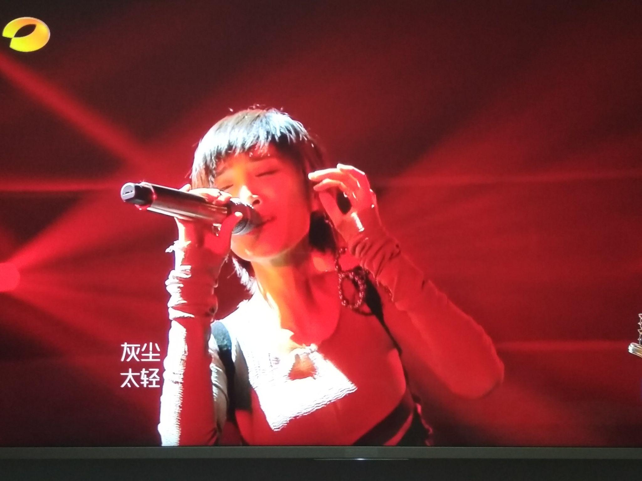 如何评价歌手2本期突围赛苏诗丁的红眼睛