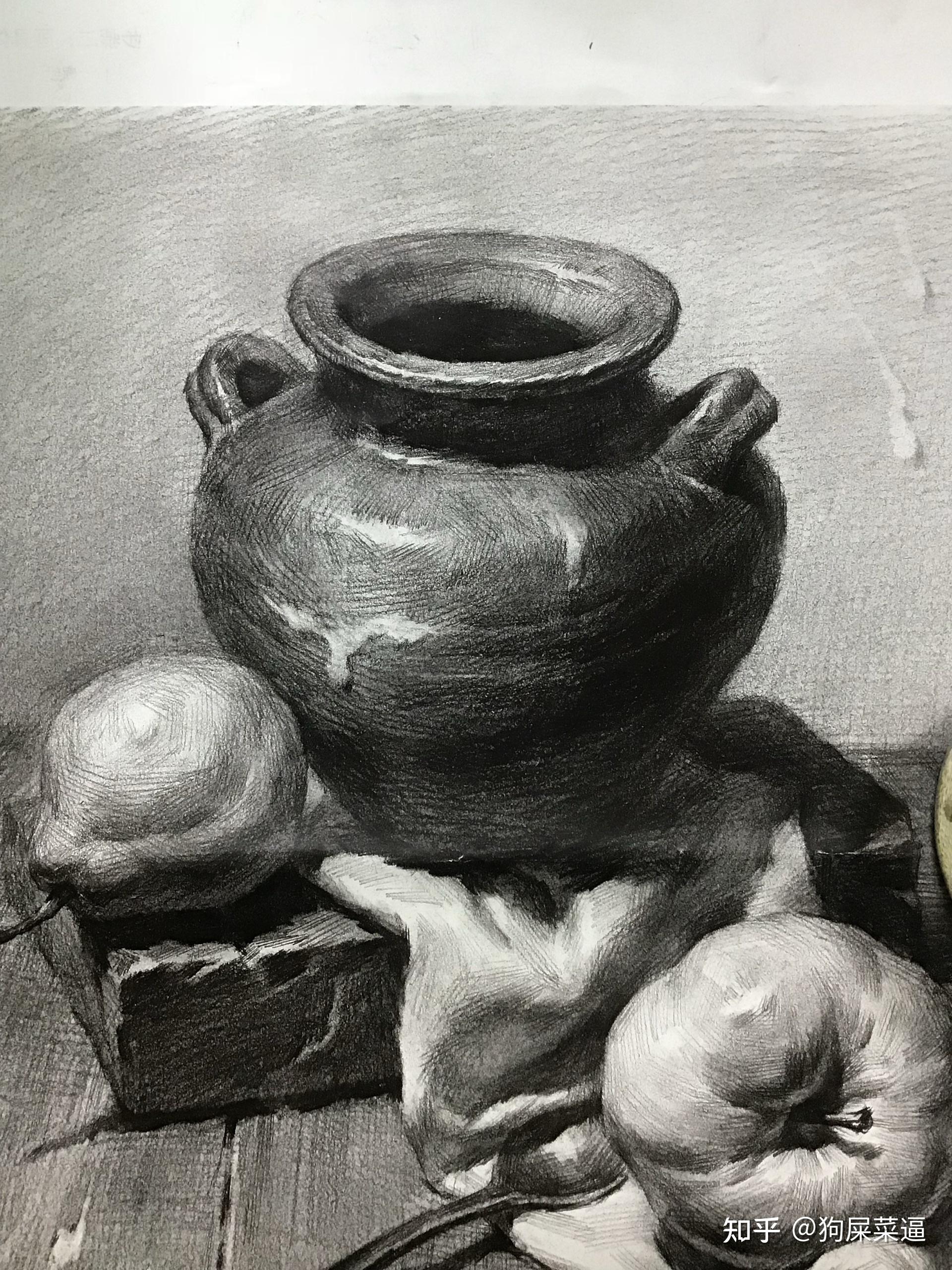 素描背景该怎么画有人说受光面的那一块背景比背光面黑我看网上图片