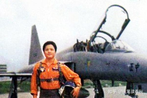 黄植诚驾机起义飞回大陆,曾受邓小平亲自接见,1995年授少将军衔 - 知乎