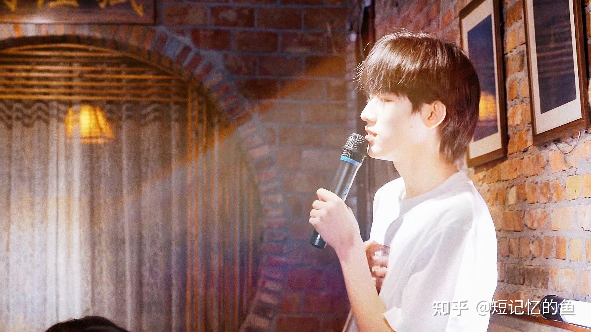 可以给我些宋亚轩壁纸的图吗留白稍微多一点的