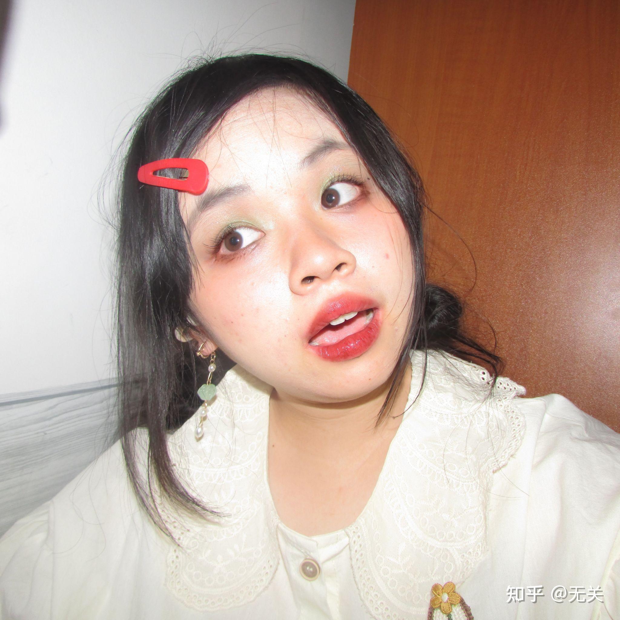 鼻子大鼻梁塌但眼睛好看的女生会很丑吗