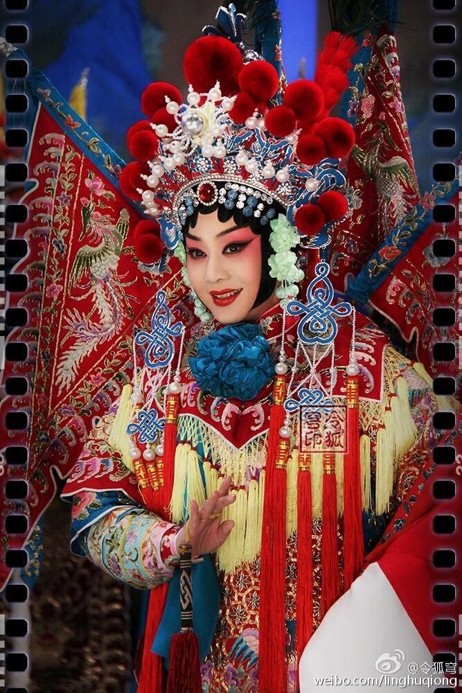 京剧中穿红衣头饰上有红色球球的是什么角色?急求! - 知乎