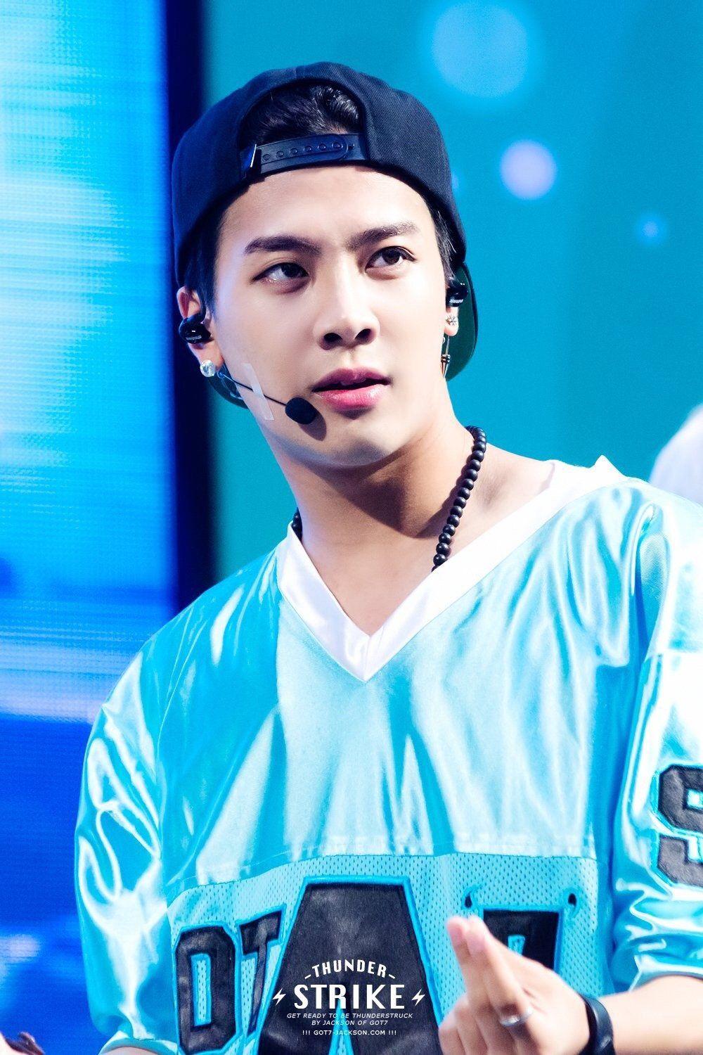 为什么王嘉尔在roommate里和在中国的综艺里给人感觉完全不一样