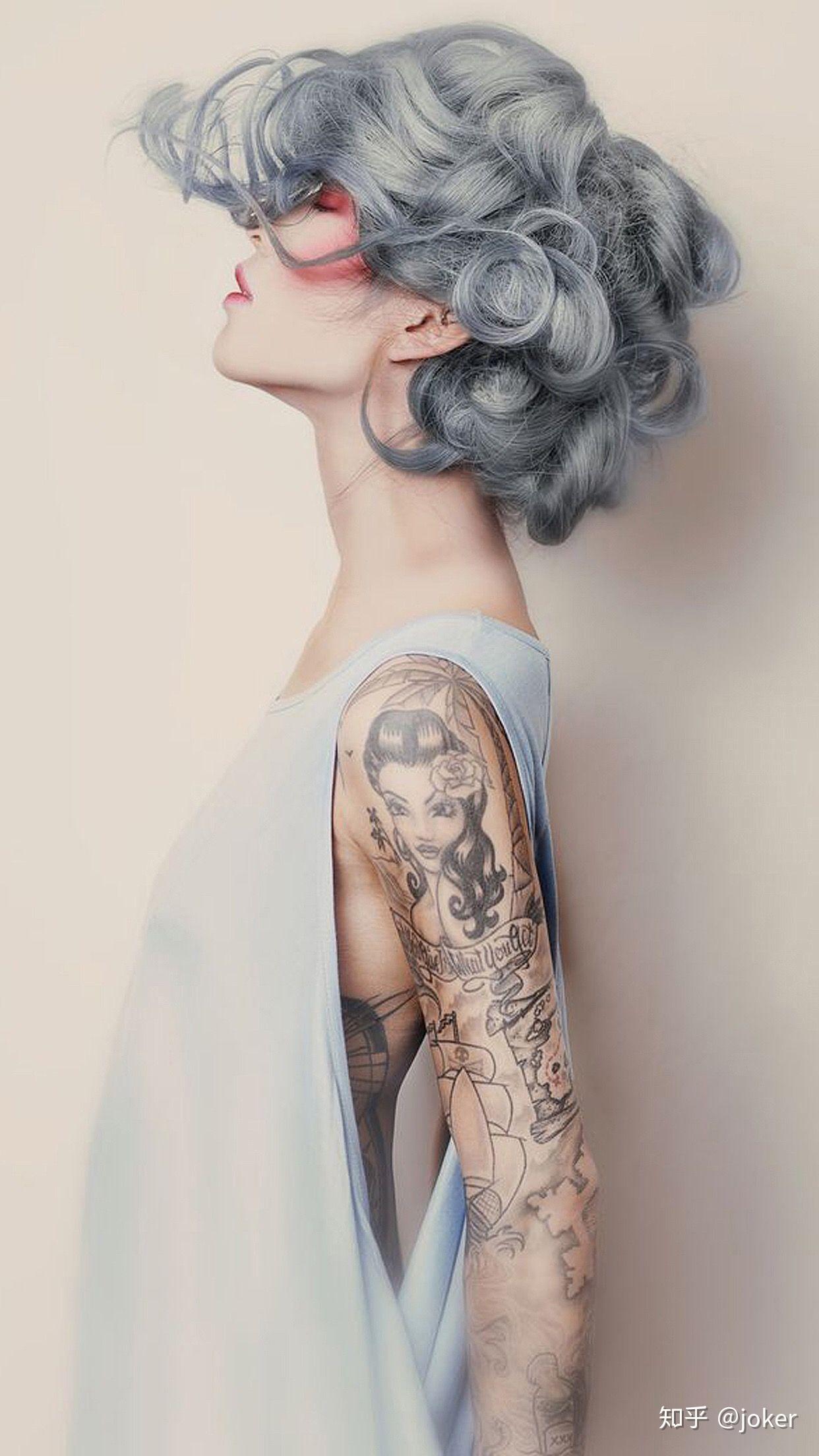 qq音乐cheapthrills锁屏壁纸那个头发灰灰的侧臂纹身的那个女生的图