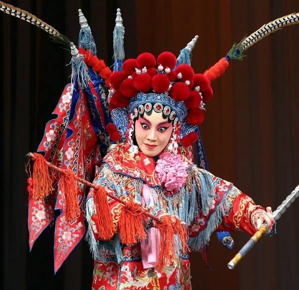 京剧中穿红衣头饰上有红色球球的是什么角色急求