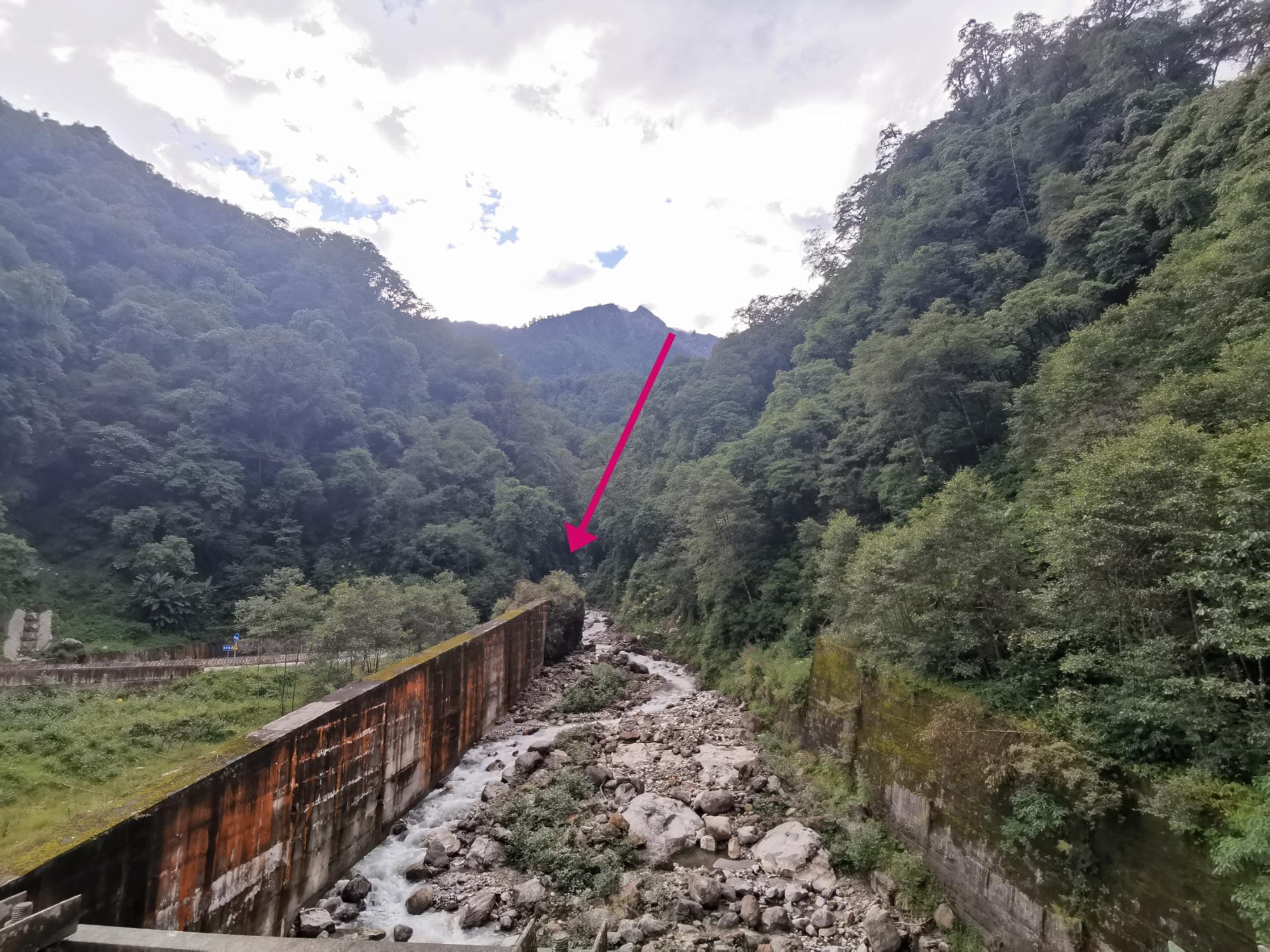 为什么v型河谷的河床常见巨大的石块