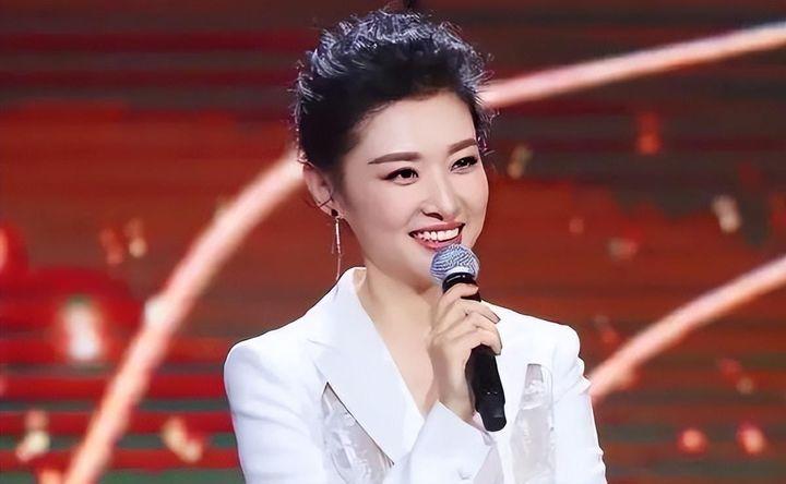55岁周涛罕见晒工作,主持春晚17年,离开央视7年后,如今竟过成这样...... - 知乎