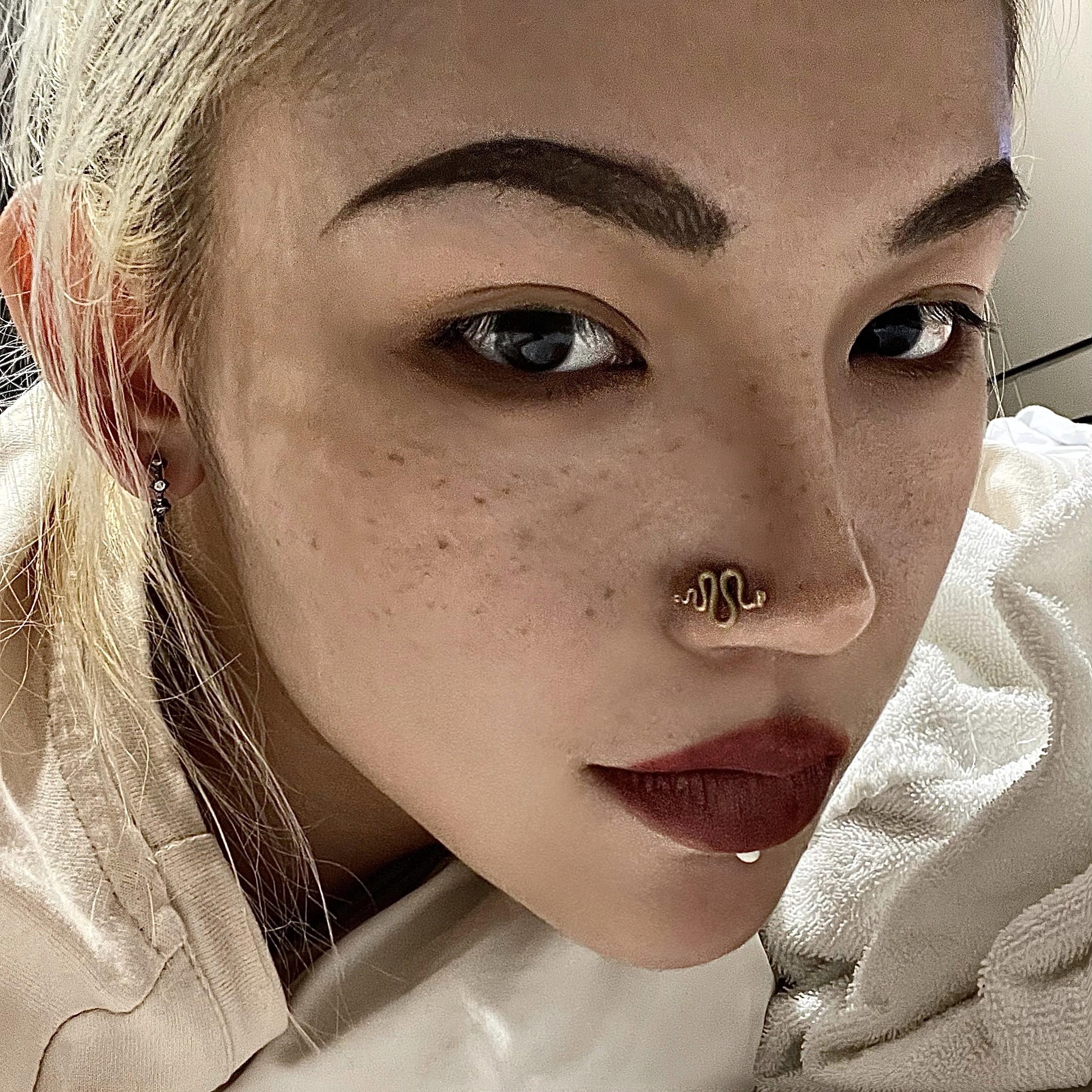 我想看看唇钉摘下后是什么样子的