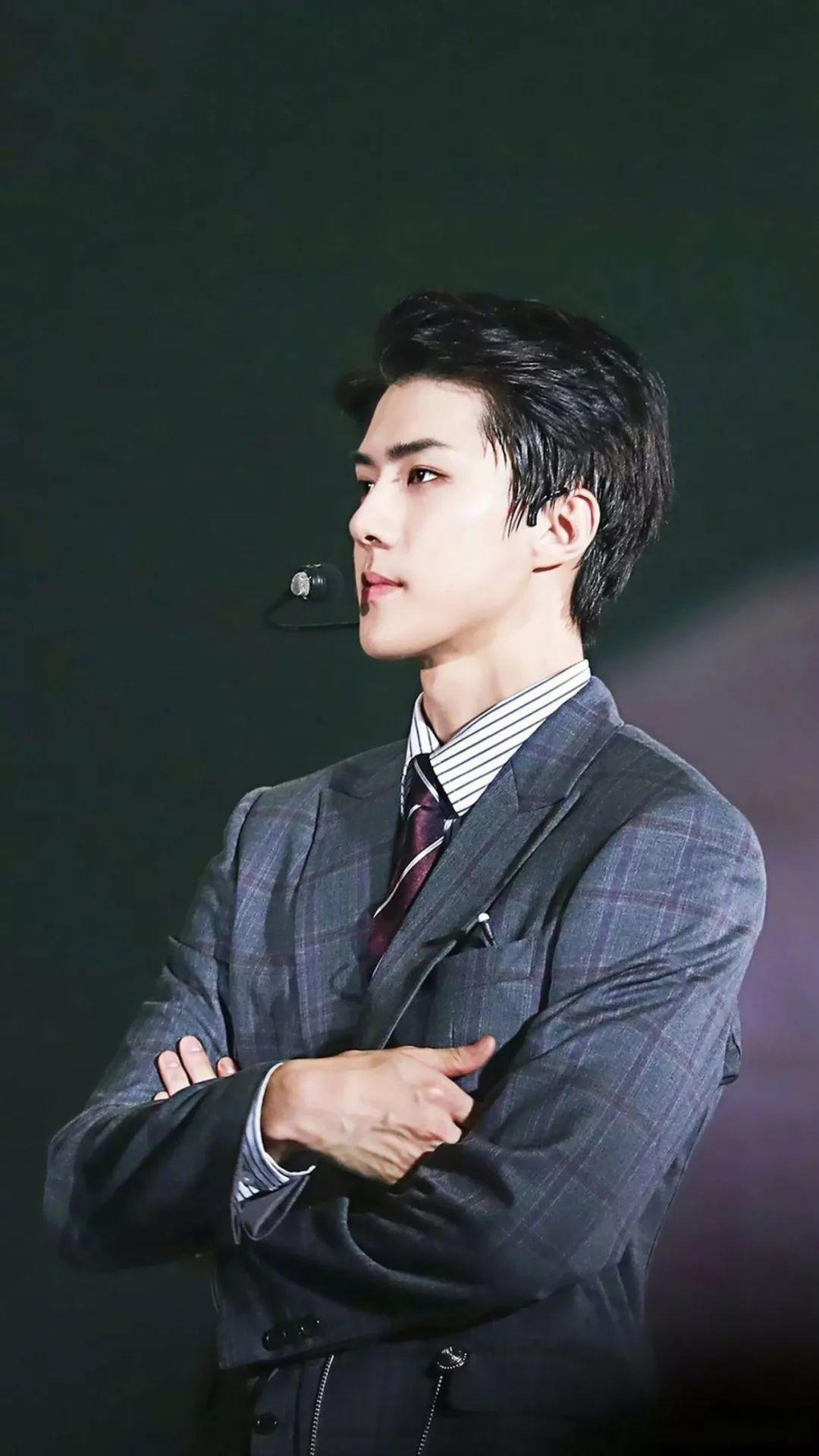 姐妹们有没有一些exo四巡的图片呐四巡的西装实在是太绝了