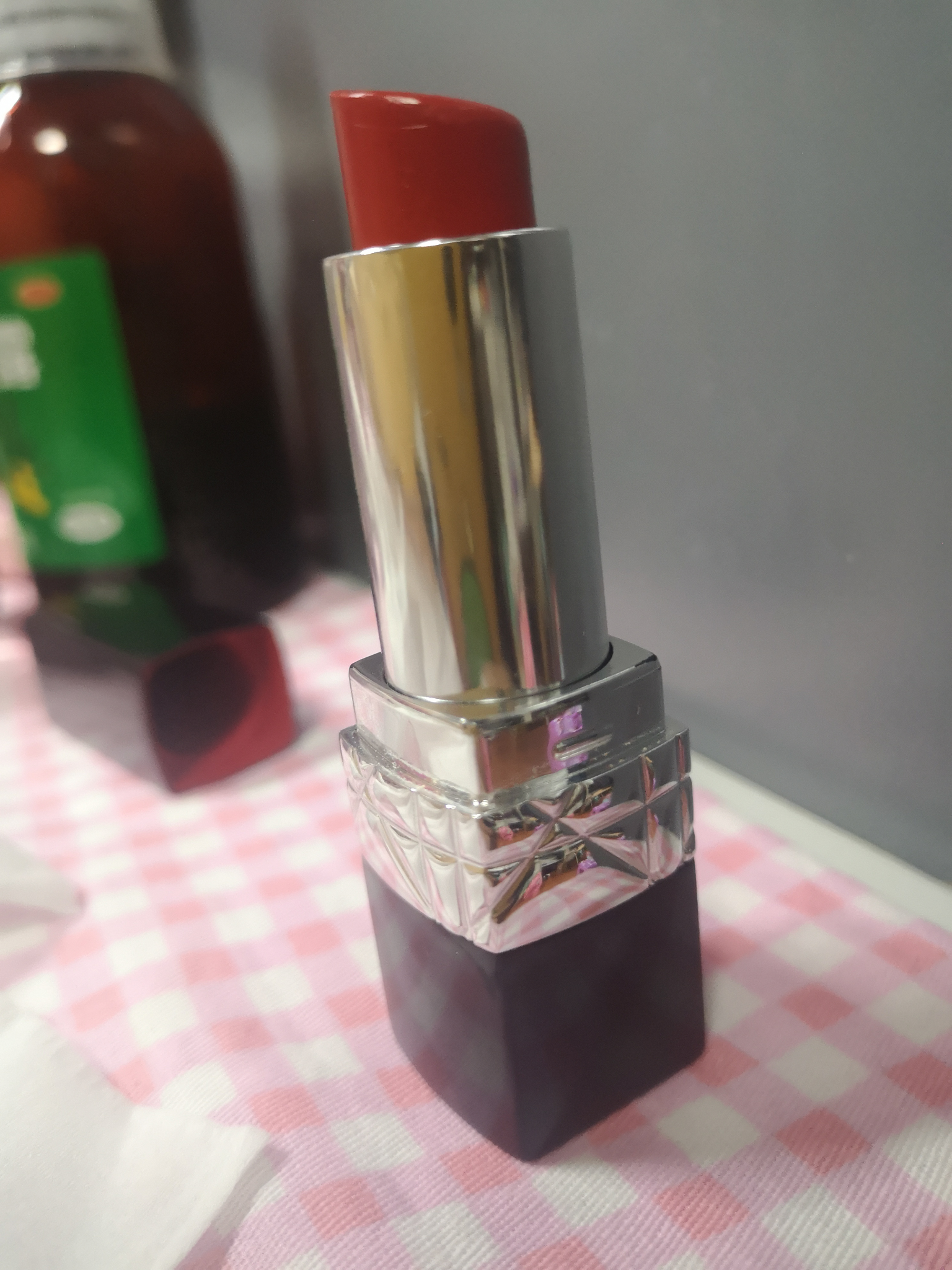 迪奥口红在高温潮湿的情况下干了然后还有一股油臭味还能挽救吗