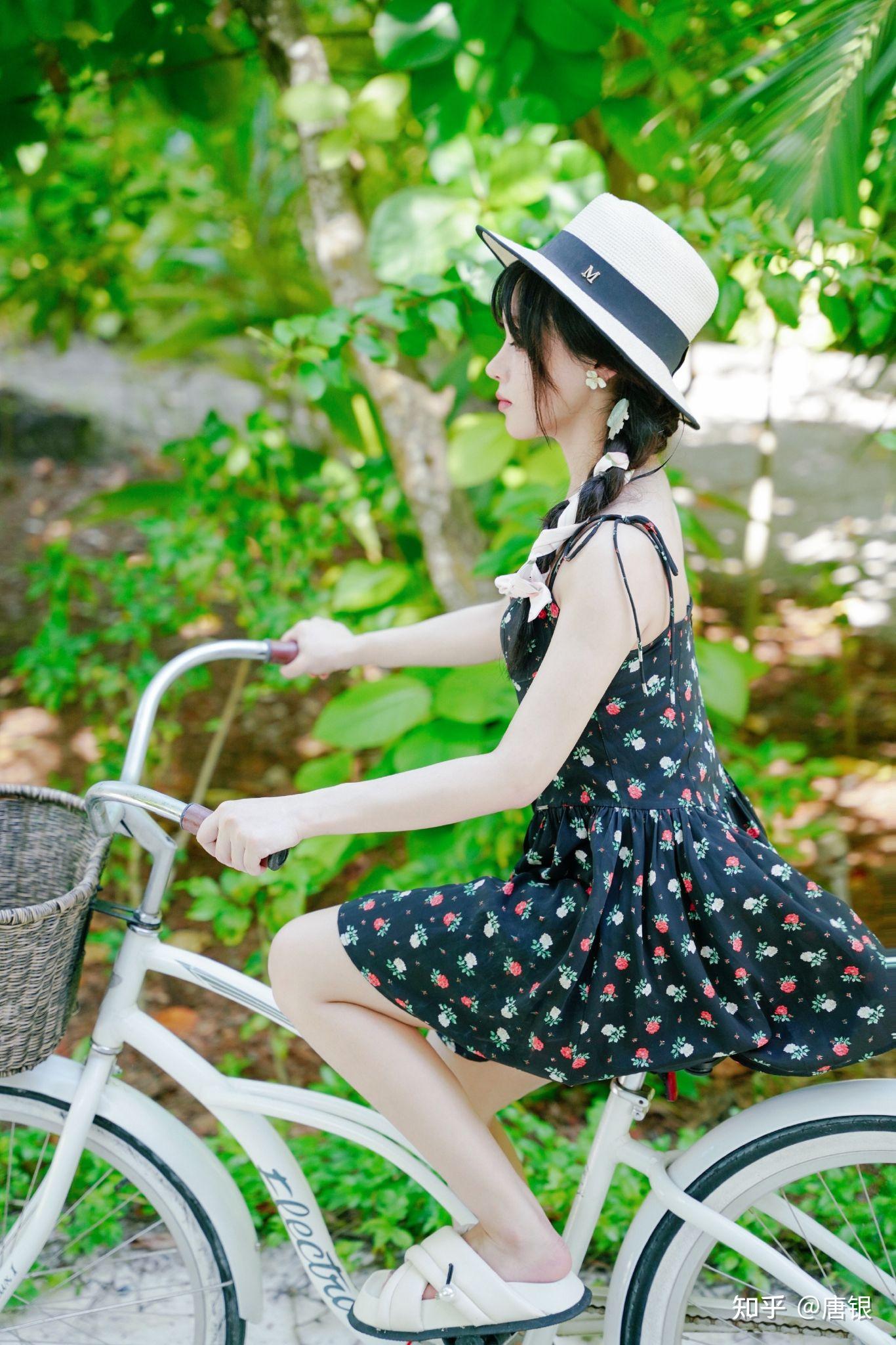 为什么从来没见过黄霄云在公开场合穿露脚的鞋子? - 知乎