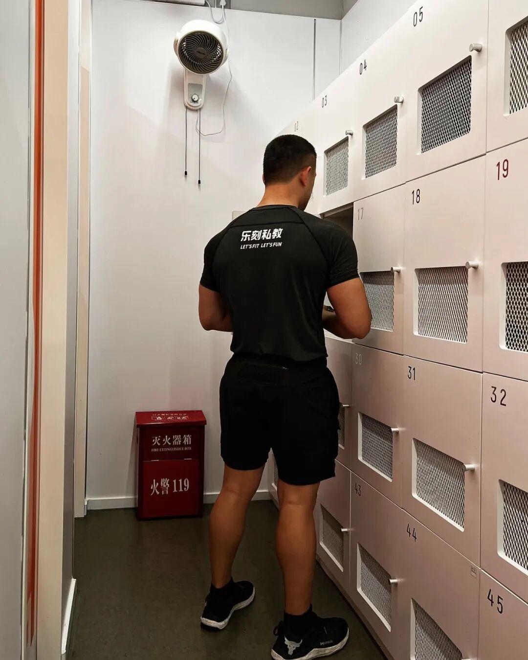 肌肉网红门槛费要5万,络腮胡健身教练,你觉得贵不贵? - 知乎
