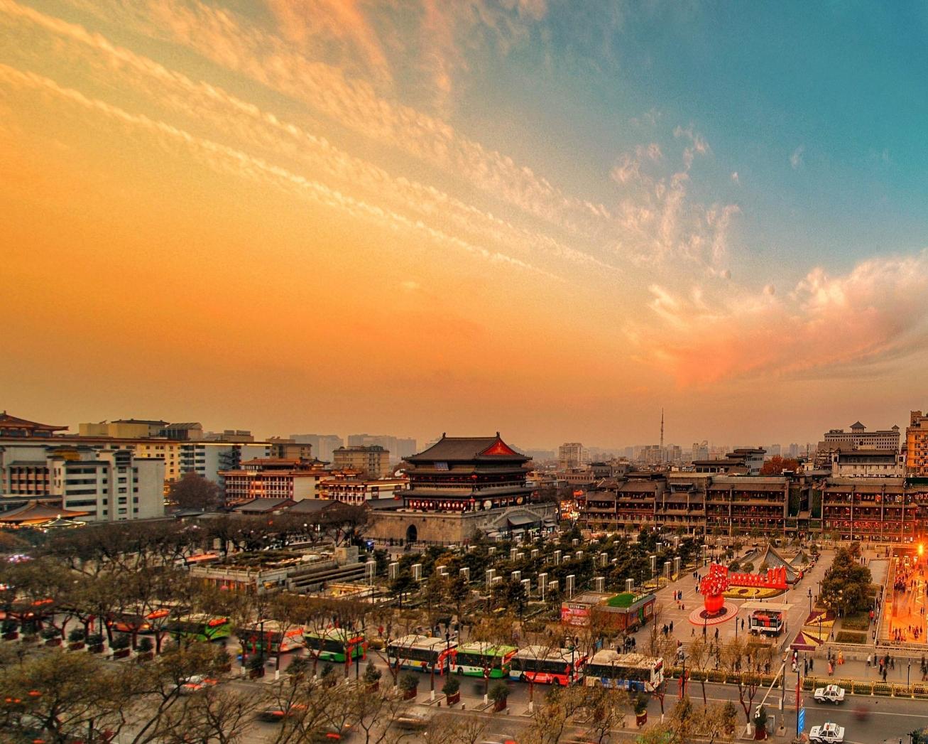 【携程攻略】西安西安钟楼景点,钟楼和鼓楼，可以称为长安的地标性建筑，西安的街道同北京一样，皇城…