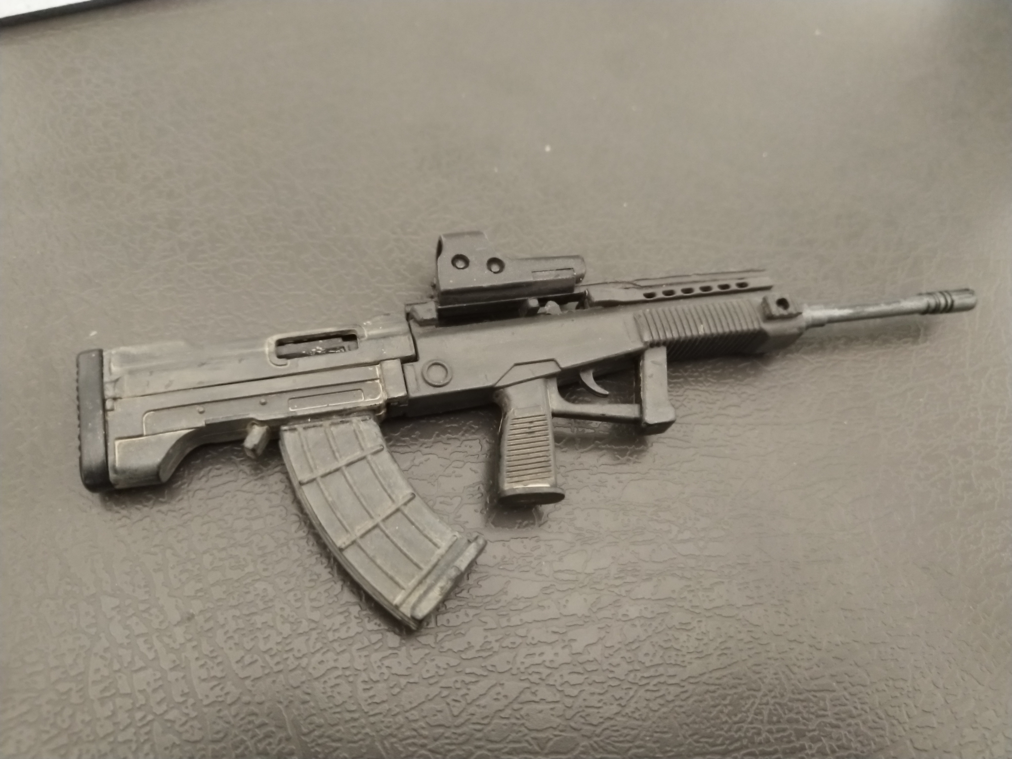 而国内即使是特种部队用的95式几乎连战术配件都没有?