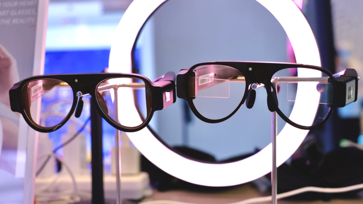 阿里投资,双目高清全彩,奇点临近轻薄ar眼镜揭秘