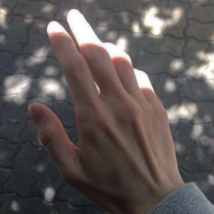 有没有好看的男生锁骨或者手的照片,能当背景图的那种(> )?