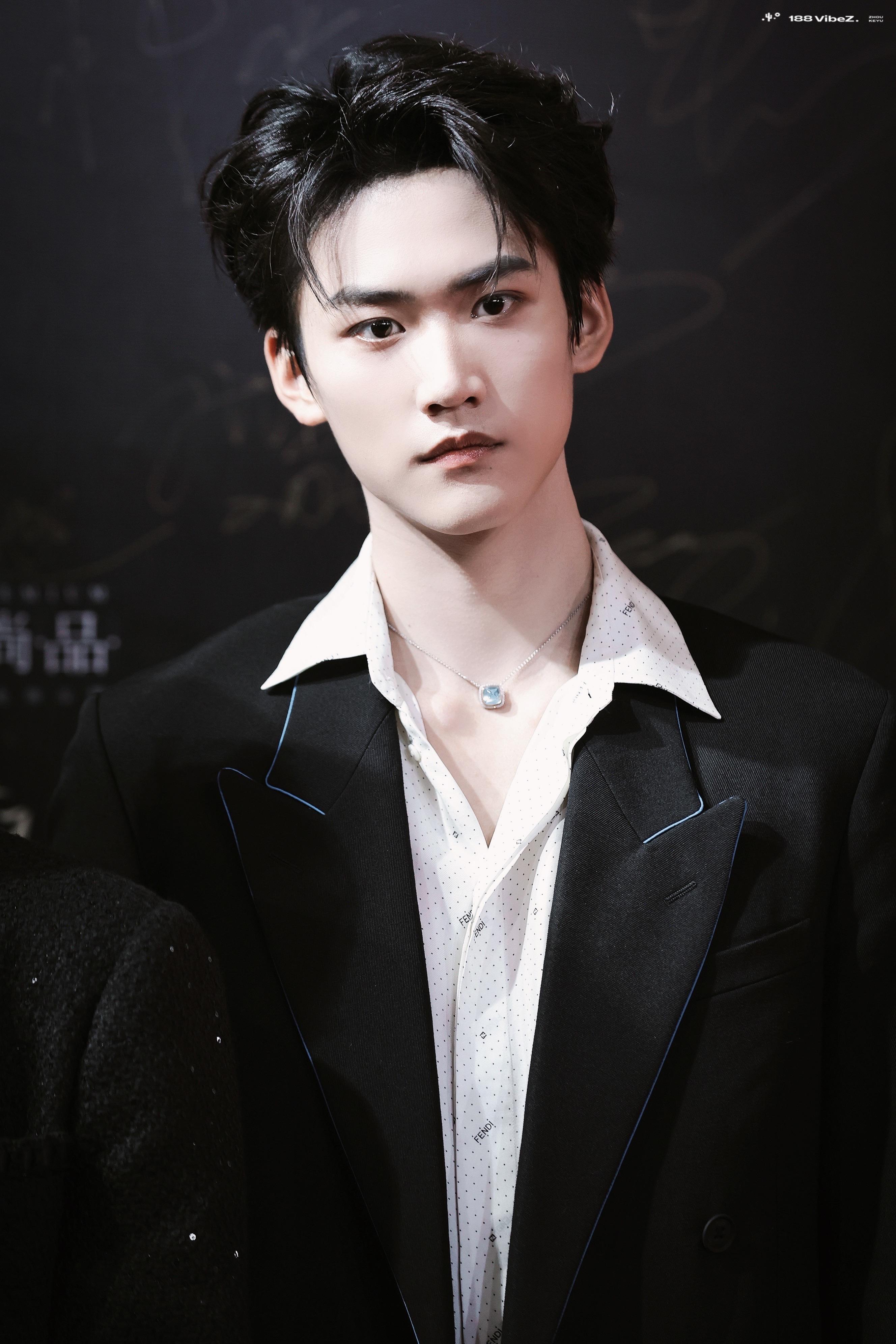 为什么into1周柯宇的脸越来越方了? - 知乎