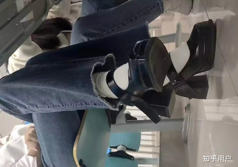 女生有上课脱鞋的经历吗?