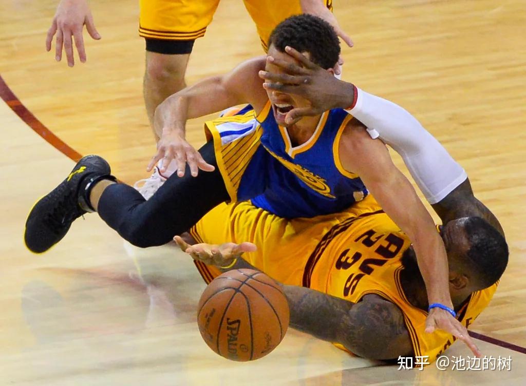 詹姆斯肘击斯图尔特致眼角开裂,双方爆发冲突并遭到驱逐,场面为何失控