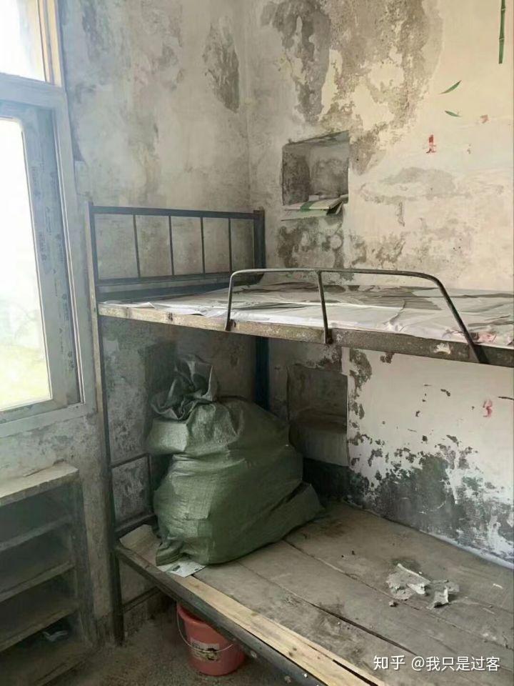 你见过的条件最差的大学宿舍是什么样的?