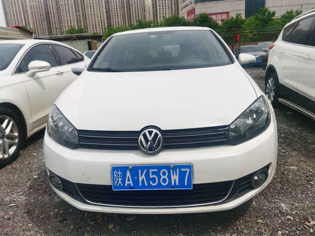 感觉中国蓝底白字的车牌很丑.