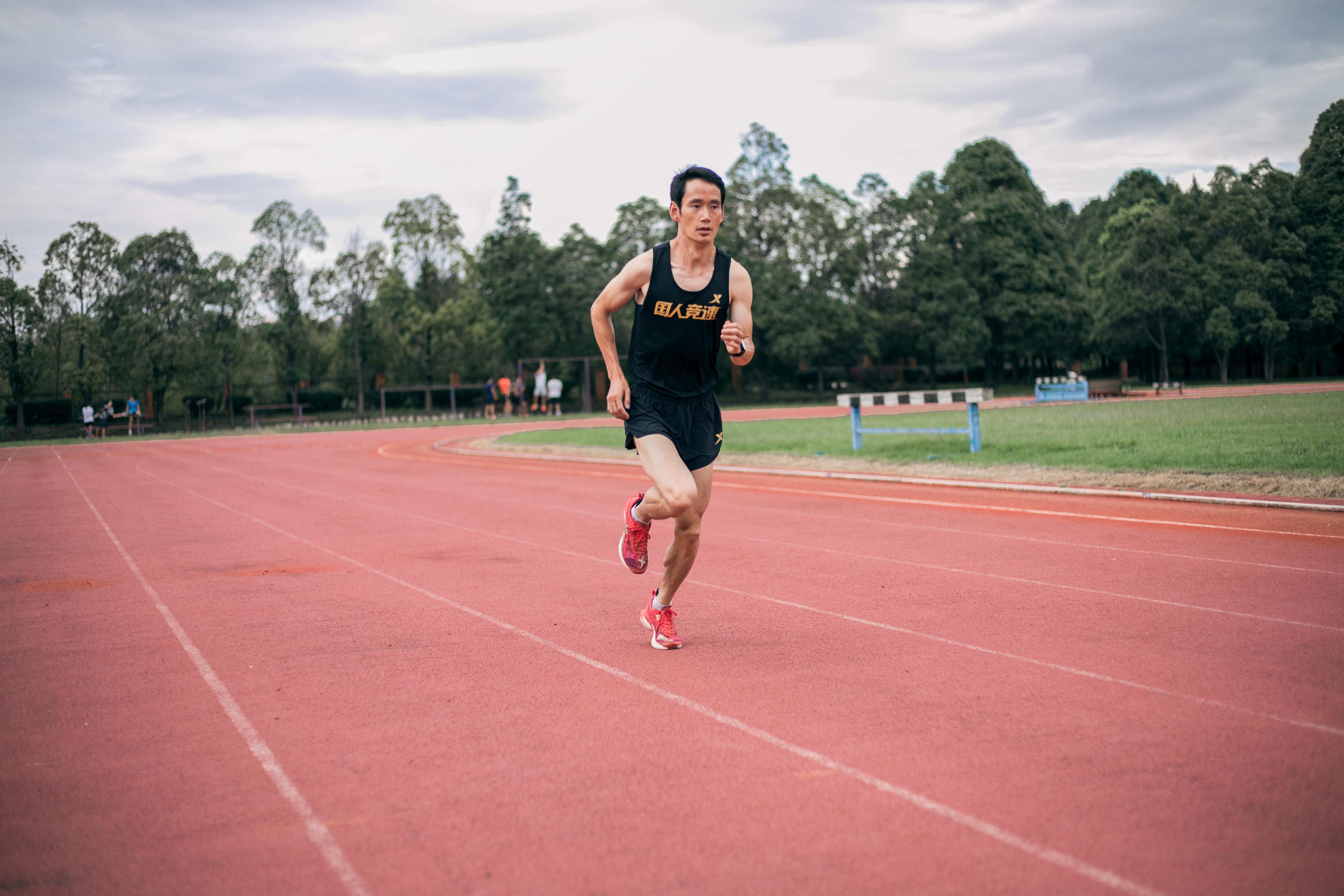 跑步机跑步和操场跑步哪个好