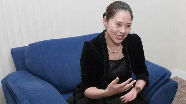 关于胡娜1982年叛逃,新中国允许合法移居国外是从哪一年开始的?