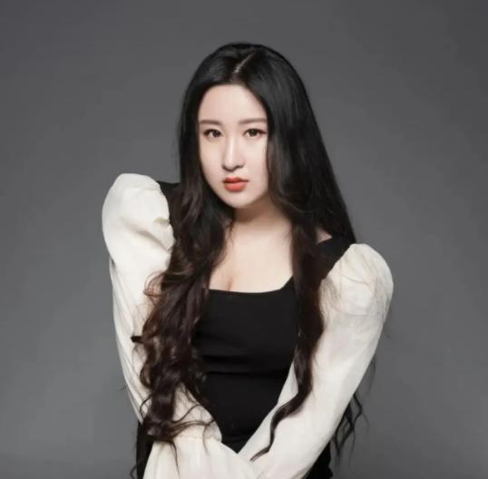 锤娜丽莎李川恋情曝光!机场甜蜜相拥,网友:真爱无疑!