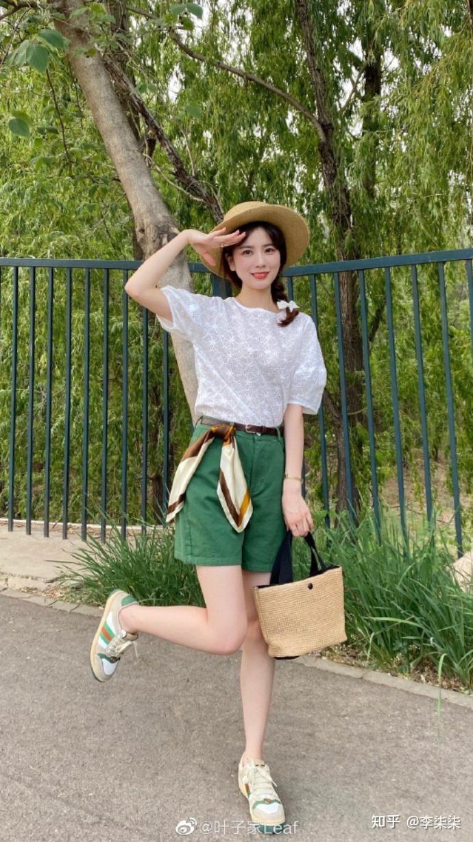 绿色的短裤配什么衣服好看